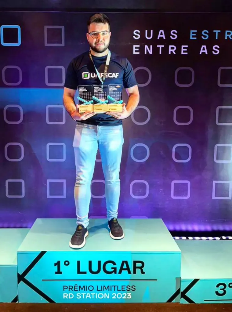 Rafael Diniz, fundador da Redstack, no pódio do Prêmio Limitless RD Station 2023